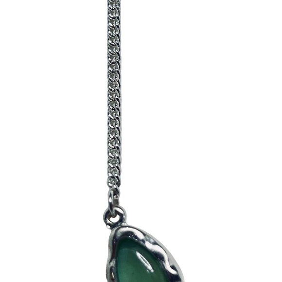 Silver Tone & Green Bib Necklace With Matching Pierced Earrings (5690) - Picture 3 of 7